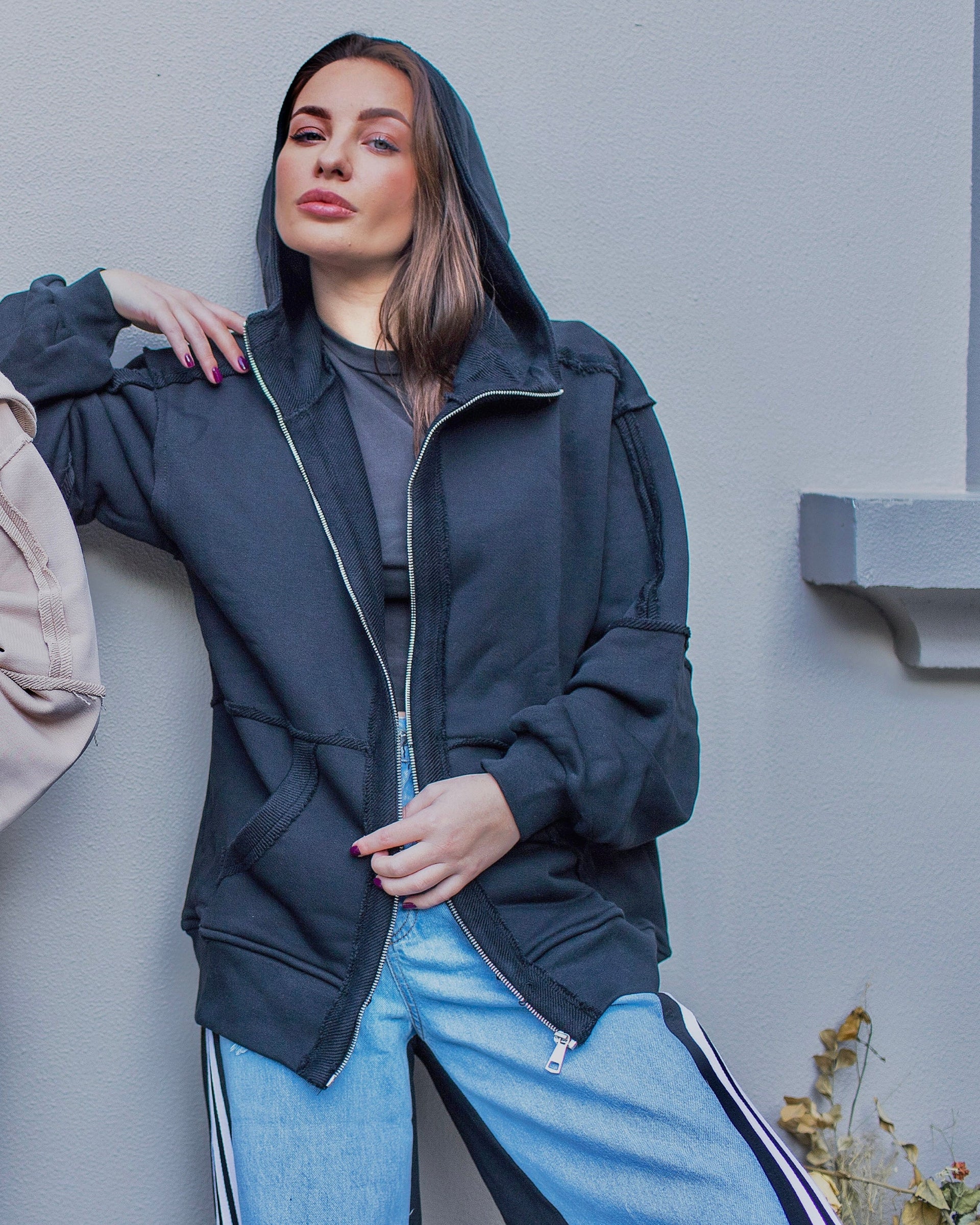 BLACK ZIP HOODIE