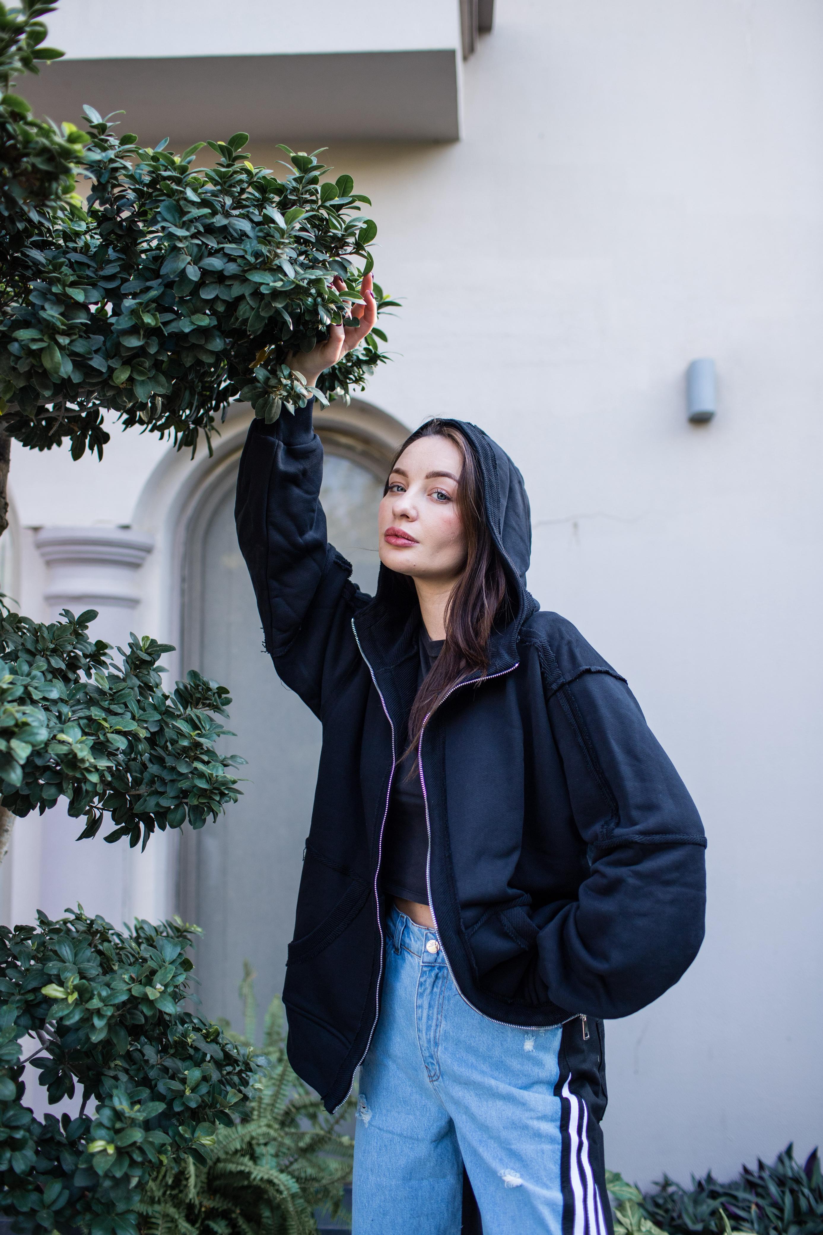 BLACK ZIP HOODIE